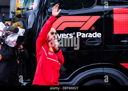 TOWCESTER, REGNO UNITO. 06 luglio: Lewis Hamilton della Scuderia Ferrari davanti alla driver Parade durante il Qatar Airways British Grand Prix 2025 sul circuito di Silverstone domenica 6 luglio 2025 a TOWCESTER, INGHILTERRA. Crediti: Taka G Wu/Alamy Live News Foto Stock