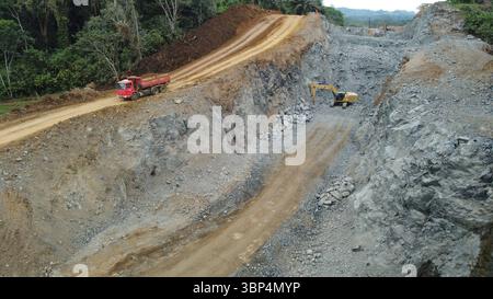 Costruzione di strade nel sud di Bahia ilheus, bahia, brasile - 25 maggio 2022: Macchine in lavorazione per la costruzione di una strada nel sud di Bahia ILHEUS BAHIA BRASILE Copyright: XJoaxSouzax 230522JOA12 Foto Stock