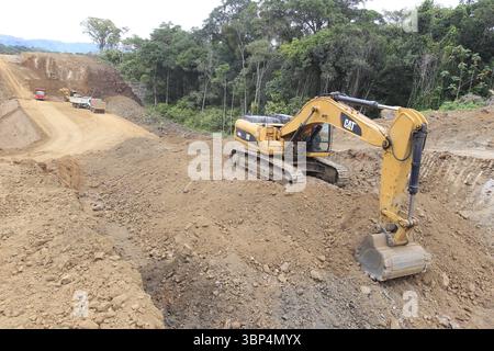 Costruzione di strade nel sud di Bahia ilheus, bahia, brasile - 25 maggio 2022: Macchine in lavorazione per la costruzione di una strada nel sud di Bahia ILHEUS BAHIA BRASILE Copyright: XJoaxSouzax 230522JOA13 Foto Stock