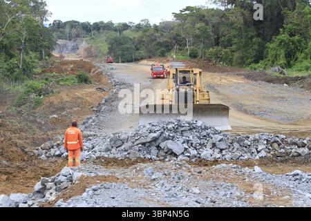 Costruzione di strade nel sud di Bahia ilheus, bahia, brasile - 25 maggio 2022: Macchine in lavorazione per la costruzione di una strada nel sud di Bahia ILHEUS BAHIA BRASILE Copyright: XJoaxSouzax 230522JOA06 Foto Stock