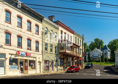 Chester, New York - US - 3 luglio 2025 Un'affascinante scena di strada lungo Railroad Avenue a Chester, New York, mette in mostra una fila di edifici storici a più piani con div Foto Stock