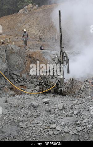 Ilheus, bahia, brasile - 25 maggio 2022: Macchine in lavorazione per la costruzione di una strada nel sud di Bahia Foto Stock