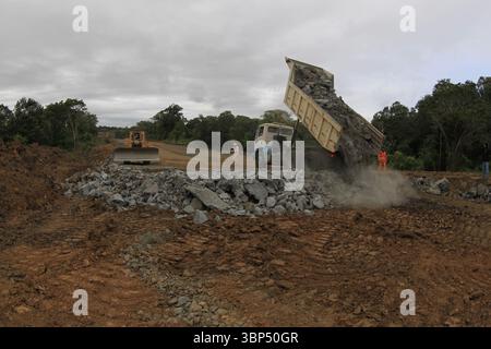 Ilheus, bahia, brasile - 25 maggio 2022: Macchine in lavorazione per la costruzione di una strada nel sud di Bahia Foto Stock