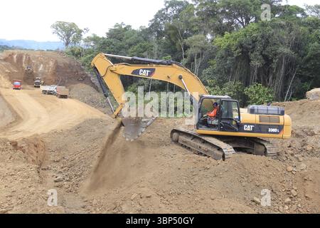 Ilheus, bahia, brasile - 25 maggio 2022: Macchine in lavorazione per la costruzione di una strada nel sud di Bahia Foto Stock