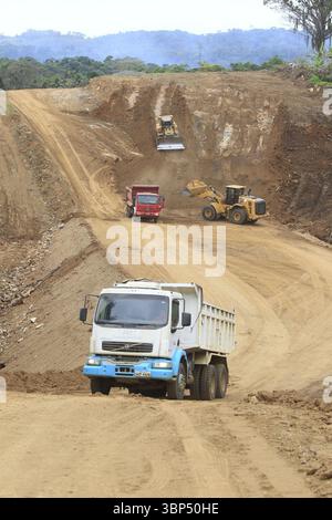Ilheus, bahia, brasile - 25 maggio 2022: Macchine in lavorazione per la costruzione di una strada nel sud di Bahia Foto Stock
