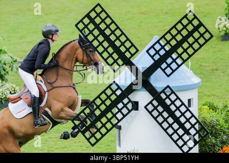 Aquisgrana, Germania. 6 luglio 2025. Sport equestre/salto: CHIO Aachen, il Gran Premio di Aquisgrana, il pilota tedesco Sophie Hinners sul cavallo Iron Dames Singclair salta sopra un ostacolo. Crediti: Rolf Vennenbernd/dpa/Alamy Live News Foto Stock