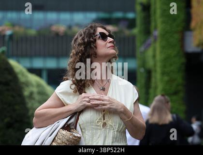 Londra, Regno Unito. 6 luglio 2025; All England Lawn Tennis and Croquet Club, Londra, Inghilterra; Wimbledon Tennis Tournament, 7° giorno; uno Spectator cerca l'ordine di gioco credito: Action Plus Sports Images/Alamy Live News Foto Stock