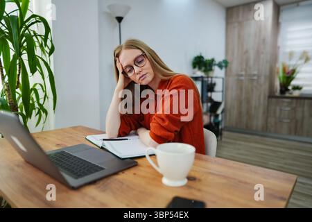 Momento contemplativo in un'accogliente area di lavoro durante le ore pomeridiane Foto Stock
