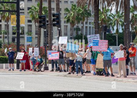 Tampa, Stati Uniti d'America. 5 luglio 2025. 5 luglio 2025: I manifestanti si riuniscono al Curtis Hixon Waterfront Park nel centro di Tampa, Florida, come parte della protesta "Free America". Crediti: Brandon Moser/Alamy Live News Foto Stock