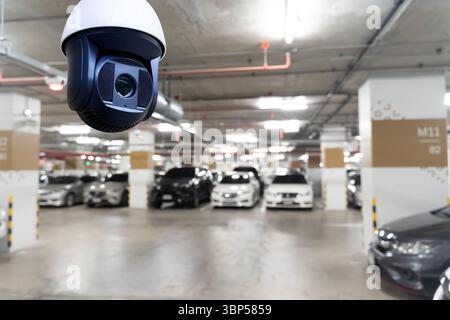 Telecamera di sicurezza a circuito chiuso installata nel garage interno con più auto parcheggiate in background, concetto di sorveglianza monitoraggio protezione di sicurezza Foto Stock