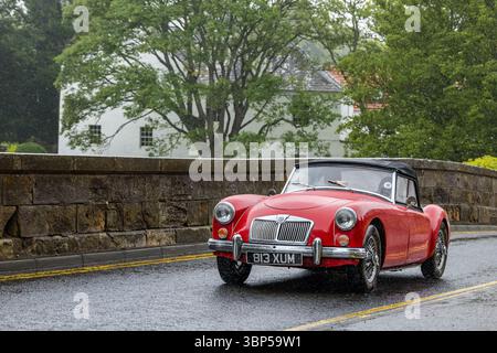 Haddington, East Lothian, Scozia, Regno Unito, 6 luglio 2025. Wheels of Yesteryear, gita annuale della Scottish Association of Vehicle Aenthusiast (SAVE). I membri visitano East Lothian e finiscono alla Lennoxlove House per il pranzo. Nella foto: Un 1959 MG su un ponte Victoria a corsia singola sul fiume Tyne a Haddington Credit: Sally Anderson/Alamy Live News Foto Stock