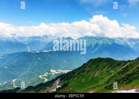 Splendido paesaggio di verdi montagne e cielo nuvoloso. Vista della splendida catena montuosa contro il cielo azzurro nelle giornate di sole. Foto Stock