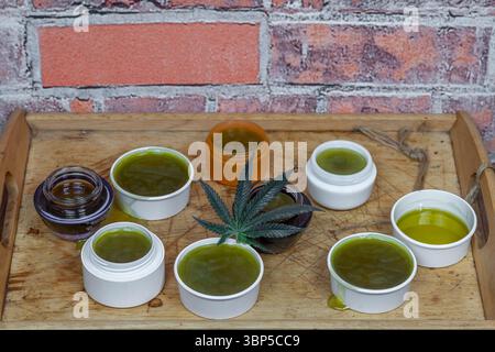 Marijuana medica fatta in casa con parete in mattoni colorati al coperto Foto Stock