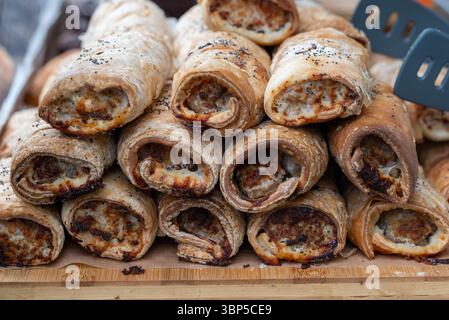 Involtini di salsiccia artigianali del Lincolnshire in mostra a un festival gastronomico. Foto Stock