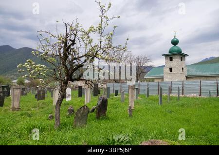Cimitero musulmano accanto alla Moschea, gola di Pankisi Foto Stock