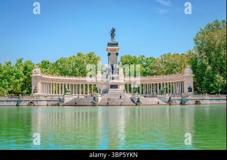 Il monumento al re Alfonso XII, in Estanque del Retiro (stagno di riposo), il grande stagno artificiale nel Parco del Retiro, a Madrid, Spagna. Foto Stock