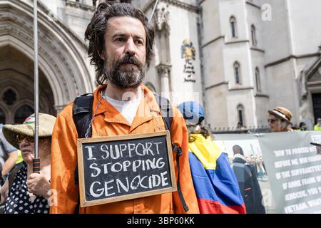 LONDRA, 2025-07-04: Attivisti pro-palestinesi protestano al di fuori delle reali Corti di giustizia, mentre un giudice sente una sfida alla proscrizione di Palestina Foto Stock