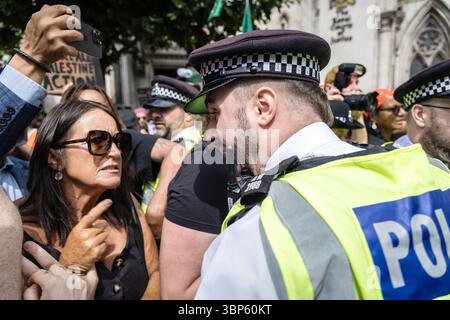 LONDRA, 2025-07-04: I sostenitori della polizia e della Palestina si scontrano mentre gli attivisti filo-israeliani si infiltrano nella protesta al di fuori della Royal Courts of Justice. Foto Stock