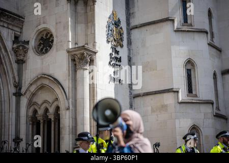 LONDRA, 2025-07-04: Attivisti pro-palestinesi protestano al di fuori delle reali Corti di giustizia, mentre un giudice sente una sfida alla proscrizione di Palestina Foto Stock