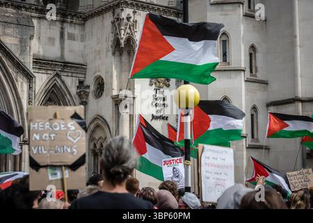 LONDRA, 2025-07-04: Attivisti pro-palestinesi protestano al di fuori delle reali Corti di giustizia, mentre un giudice sente una sfida alla proscrizione di Palestina Foto Stock