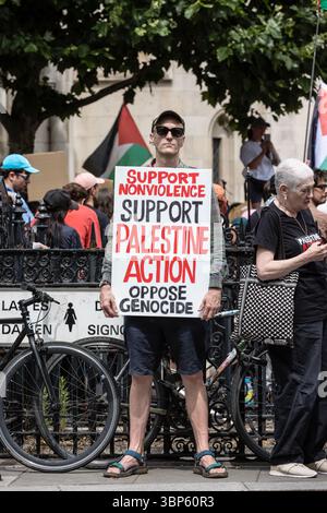 LONDRA, 2025-07-04: Attivisti pro-palestinesi protestano al di fuori delle reali Corti di giustizia, mentre un giudice sente una sfida alla proscrizione di Palestina Foto Stock