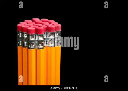Una pila di matite con gomme rosse in cima Foto Stock