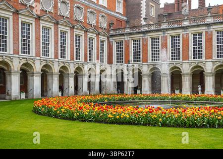 Fountain Court a Hampton Court Palace, Richmond upon Thames, Londra, Inghilterra Regno Unito Foto Stock