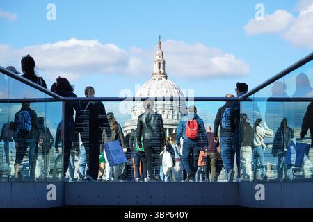 La gente sul Millennium Bridge con la Cattedrale di St Paul in background, Londra England Regno Unito Regno Unito Foto Stock
