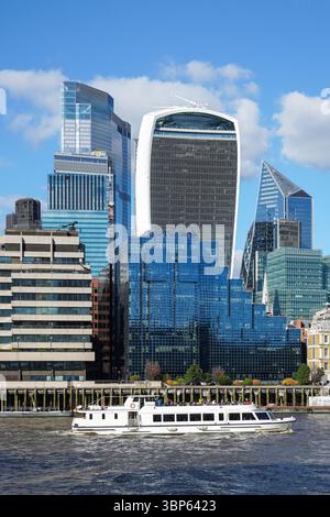 I grattacieli della City of London visti dal fiume Tamigi, il quartiere degli affari Square Mile di Londra, Inghilterra, Regno Unito Foto Stock