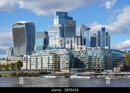 I grattacieli della City of London visti dal fiume Tamigi, il quartiere degli affari Square Mile a Londra, Inghilterra, Regno Unito Foto Stock