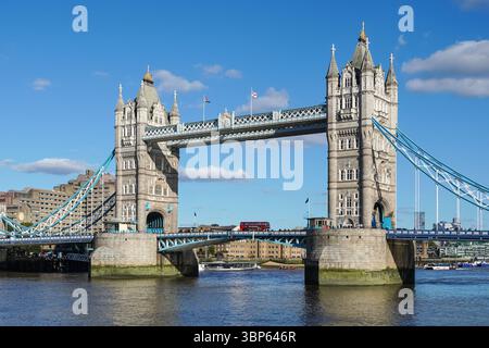 Il Tower Bridge sul fiume Tamigi a Londra England Regno Unito Regno Unito Foto Stock