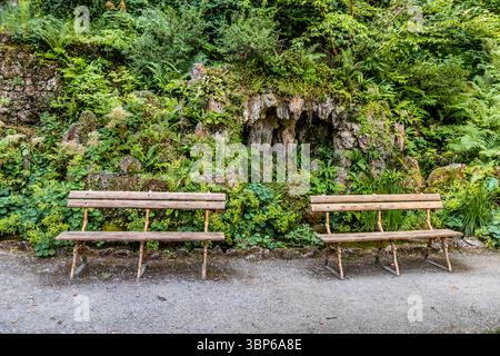 Classiche panchine in billet alla grotta di Arenenberg. Arenenberg, Salenstein, Thurgau, Svizzera Foto Stock