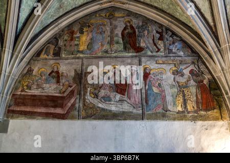 La Crocifissione, la deposizione dalla Croce e la deposizione di Cristo sono visibili in questo affresco. L'opera si trova nella cattedrale di Costanza. Theatergasse, Costanza, Baden-Württemberg, Germania Foto Stock