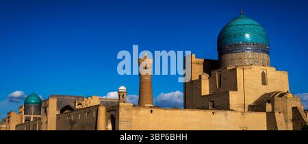 Una splendida vista dell'antica architettura caratterizzata da una moschea dalla cupola blu e da un minareto su un cielo azzurro. I dettagli intricati degli edifici h Foto Stock