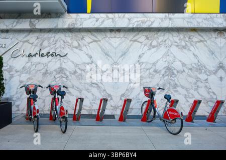 Una fila di biciclette locali alla base del condominio Charleson a Vancouver, BC. Foto Stock