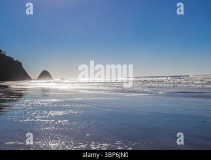 Arch Cape, Oregon - 26 novembre 2015: Una vista panoramica della costa dell'Oregon, caratterizzata da una prominente formazione rocciosa e dalle onde dell'Oceano Pacifico. Foto Stock