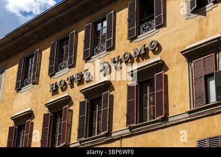 Firenze, Italia - 10 maggio 2025: Facciata dell'Hotel Duomo con persiane in legno nel centro storico Foto Stock
