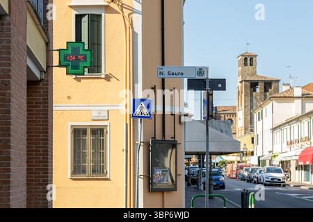 Piove di sacco, Padova, Veneto, Italia - 4 luglio 2025: Termometro stradale a 34 gradi Celsius in una giornata estiva rovente Foto Stock