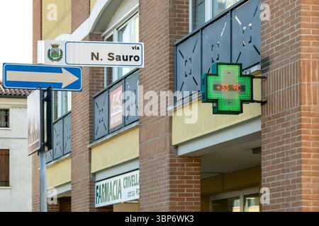 Piove di sacco, Padova, Veneto, Italia - 4 luglio 2025: Il segno di croce della farmacia mostra 33 gradi Celsius in una calda giornata estiva Foto Stock