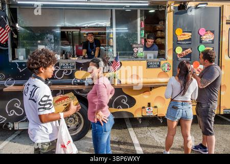 Miami Beach, Florida, North Beach, Altos del Mar Park, 4 luglio, evento celebrativo del quarto giorno dell'indipendenza, camion del cibo, ispanico latino, cibo tostato Foto Stock