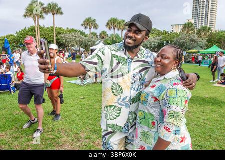 Miami Beach, Florida, North Beach, Altos del Mar Park, 4 luglio, evento celebrativo del quarto giorno dell'indipendenza, coppia di donne africane nere, adulti adulti adulti e bambini Foto Stock