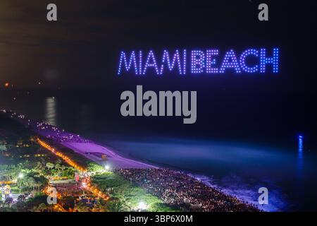 Miami Beach, Florida, North Beach, Altos del Mar Park, spiaggia pubblica sull'Oceano Atlantico, 4 luglio, evento celebrativo del quarto giorno dell'indipendenza, aerea coreografata Foto Stock