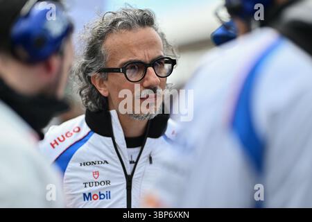 NORTHAMPTON, INGHILTERRA - 6 LUGLIO: Laurent Mekies di Francia e Visa Cash App RB Formula One Team in griglia durante il Gran Premio di F1 di Gran Bretagna sul circuito di Silverstone il 6 luglio 2024 a Northampton, Inghilterra. (Foto di Vince Mignott/Alamy Live News) Foto Stock
