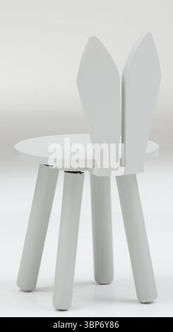 Sedia bianca, quattro gambe, con schienale sulla schiena sfondo naturale isolato con percorso di ritaglio Foto Stock