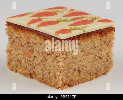 Carrot Cake sfondo naturale isolato con percorso di ritaglio Foto Stock
