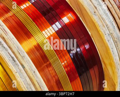 Esempi di aste in rame splendidamente realizzate che mostrano uno spettro di colori e texture ideali per varie applicazioni Foto Stock