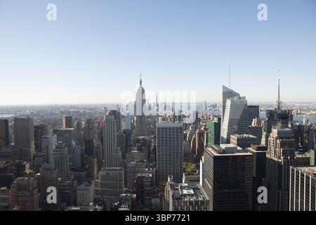 Illustrazione dal design piatto che mostra lo skyline urbano con l'Empire State Bldg, le unità HVAC sul fiume e sul tetto Foto Stock
