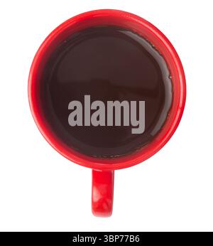 La tazza in ceramica rossa si appoggia con un design piatto su una superficie bianca liscia per il caffè nero Foto Stock