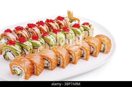 Cibo, Un piatto di sushi ben organizzato con vari panini conditi con ingredienti vivaci. Il display include salmone, avocado e pesce Foto Stock
