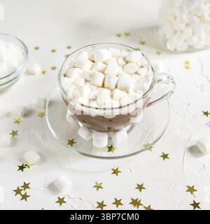 Primo piano di una tazza di deliziosa bevanda calda a base di cacao con marshmallow Foto Stock